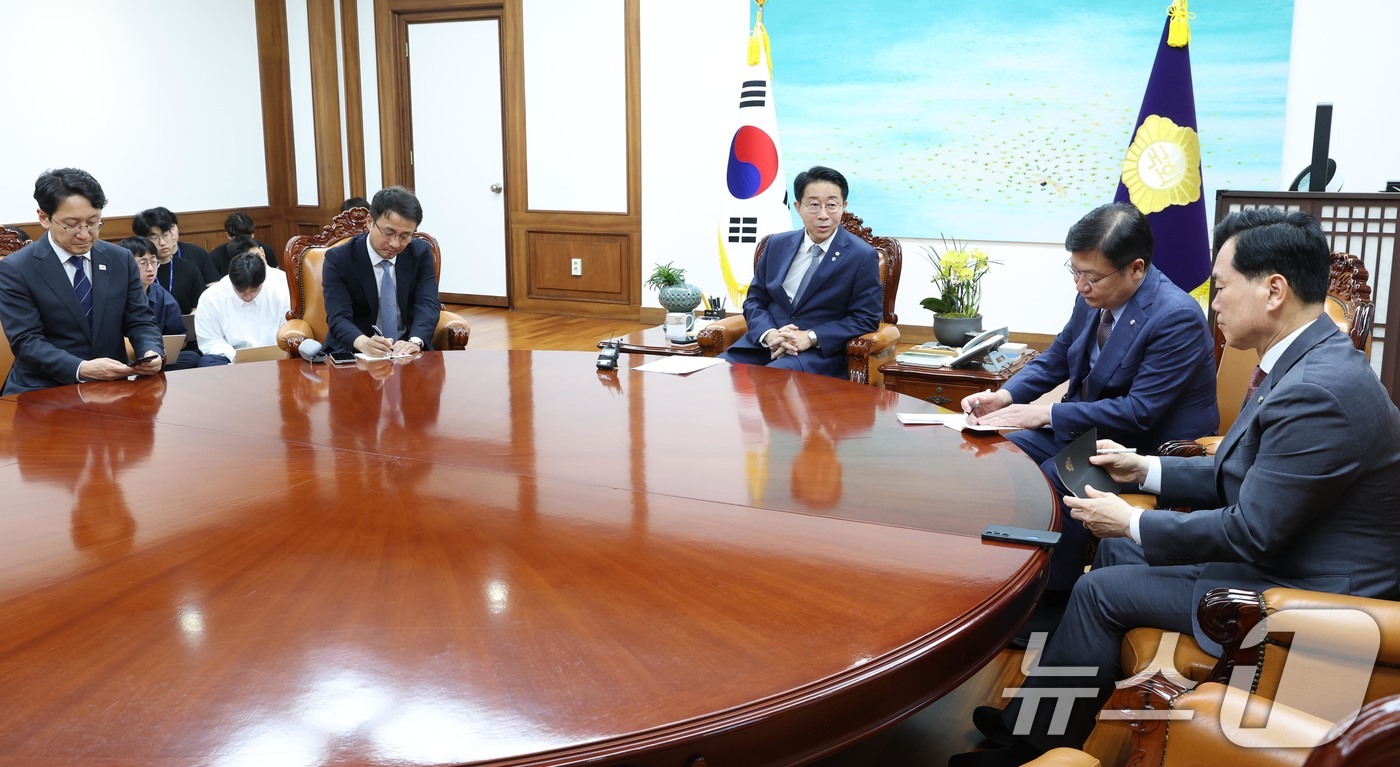 (서울=뉴스1) 신웅수 기자 = 조정식 국회의장(가운데)이 22일 서울 여의도 국회에서 여야 원내대표 회동을 하고 있다.왼쪽부터 천준호 더불어민주당 원내운영수석부대표, 한병도 원내 …