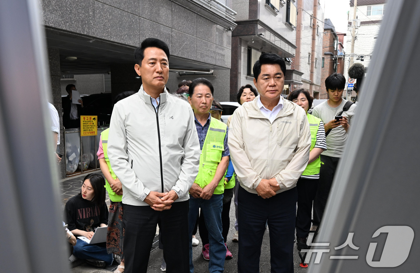 (서울=뉴스1) 김도우 기자 = 오세훈 서울시장이 22일 여름철 풍수해 대비 서울 관악구 상습침수지역을 방문해 브리핑을 듣고 있다. (공동취재) 2026.6.22/뉴스1
