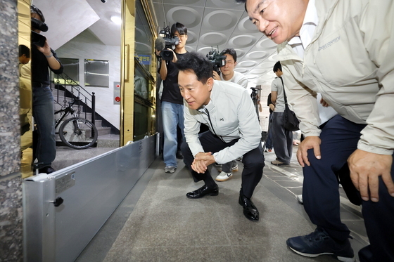 물막이판 살펴보는 오세훈 서울시장