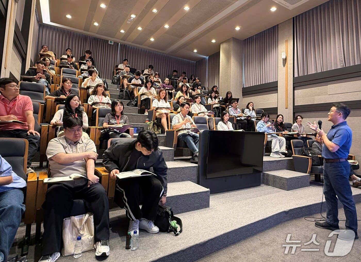 본문 이미지 - 침치료인증수의사 11기 마지막 교육 4단계 과정이 21일 서울 강남구 VIP동물한방재활의학센터 by Dr. 신사경에서 열렸다(동물병원 제공). ⓒ 뉴스1