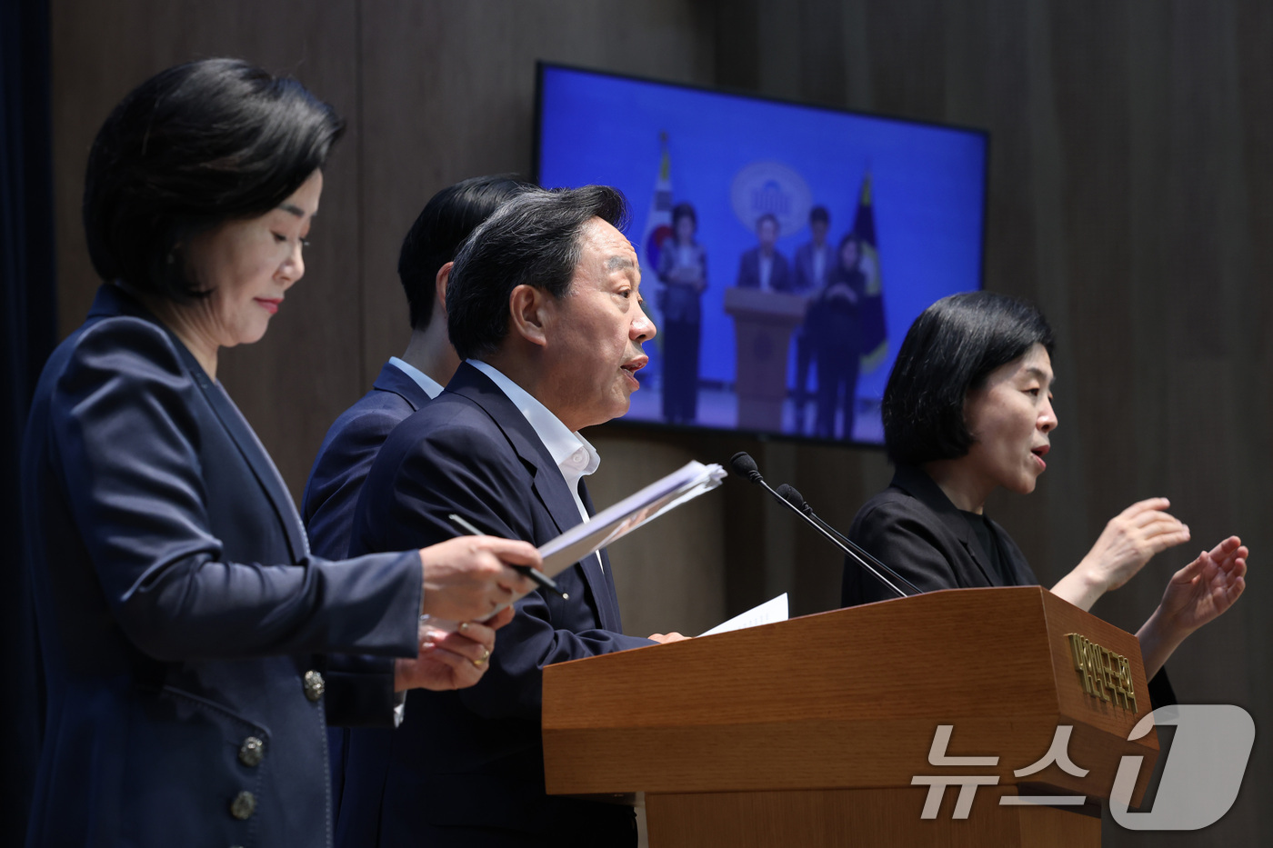 (서울=뉴스1) 신웅수 기자 = 강승규, 김희정, 조정훈 국민의힘 의원이 22일 서울 여의도 국회 소통관에서 한성숙 국무총리 후보자 인사청문회 관련 기자회견을 하고 있다. 2026 …