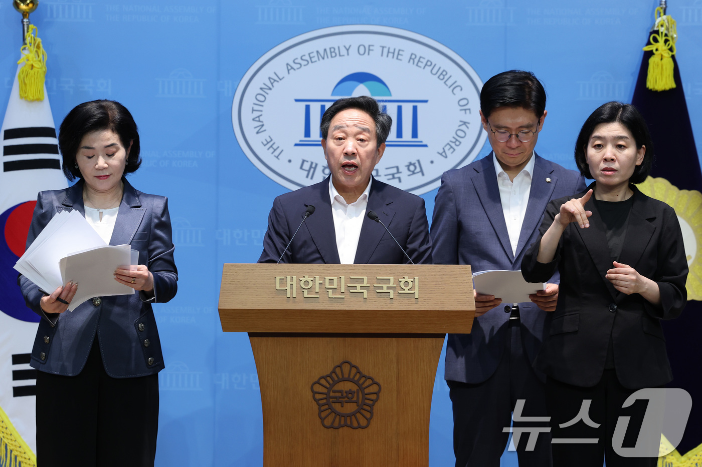 (서울=뉴스1) 신웅수 기자 = 강승규, 김희정, 조정훈 국민의힘 의원이 22일 서울 여의도 국회 소통관에서 한성숙 국무총리 후보자 인사청문회 관련 기자회견을 하고 있다. 2026 …