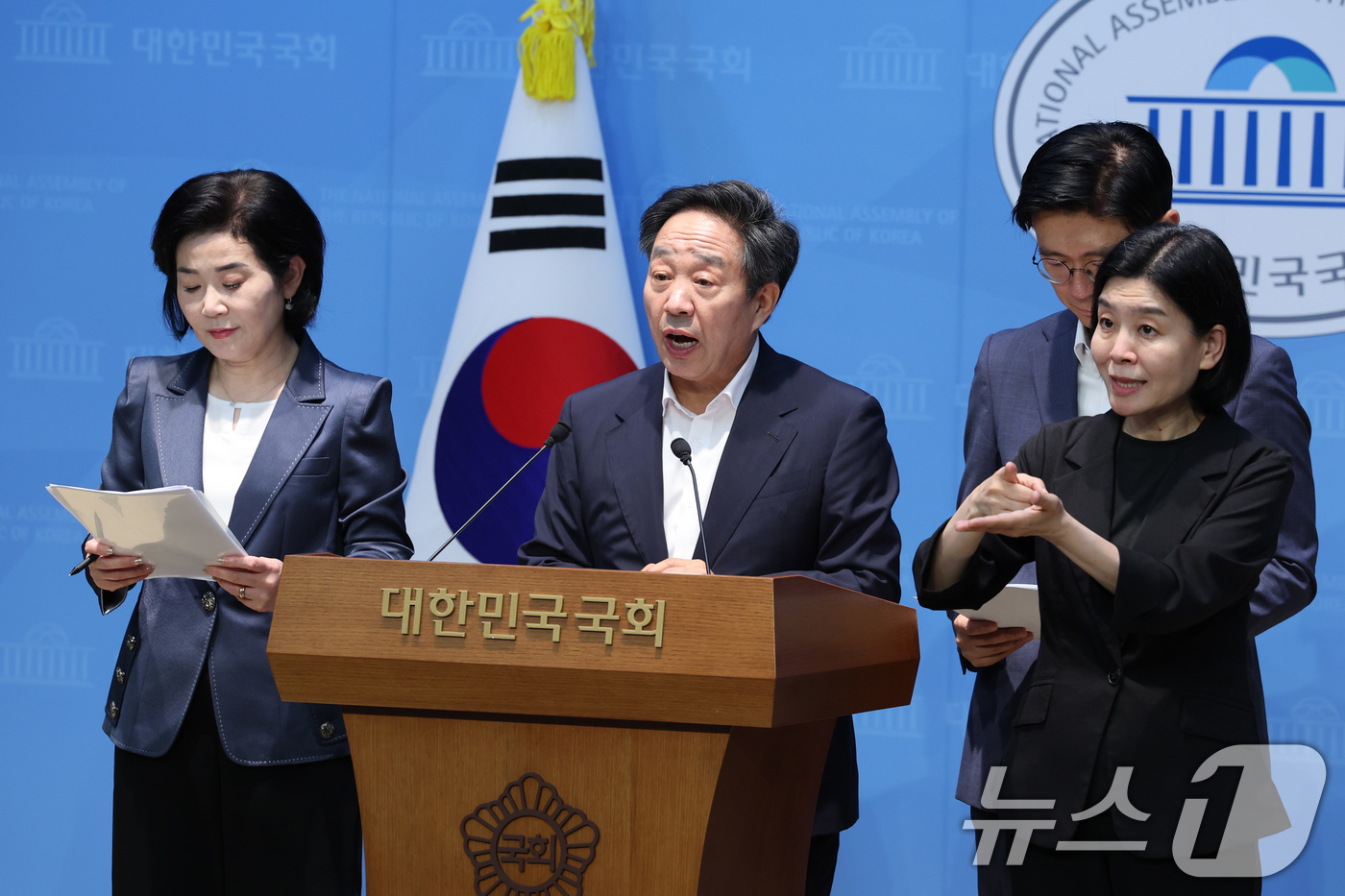 (서울=뉴스1) 신웅수 기자 = 강승규, 김희정, 조정훈 국민의힘 의원이 22일 서울 여의도 국회 소통관에서 한성숙 국무총리 후보자 인사청문회 관련 기자회견을 하고 있다. 2026 …