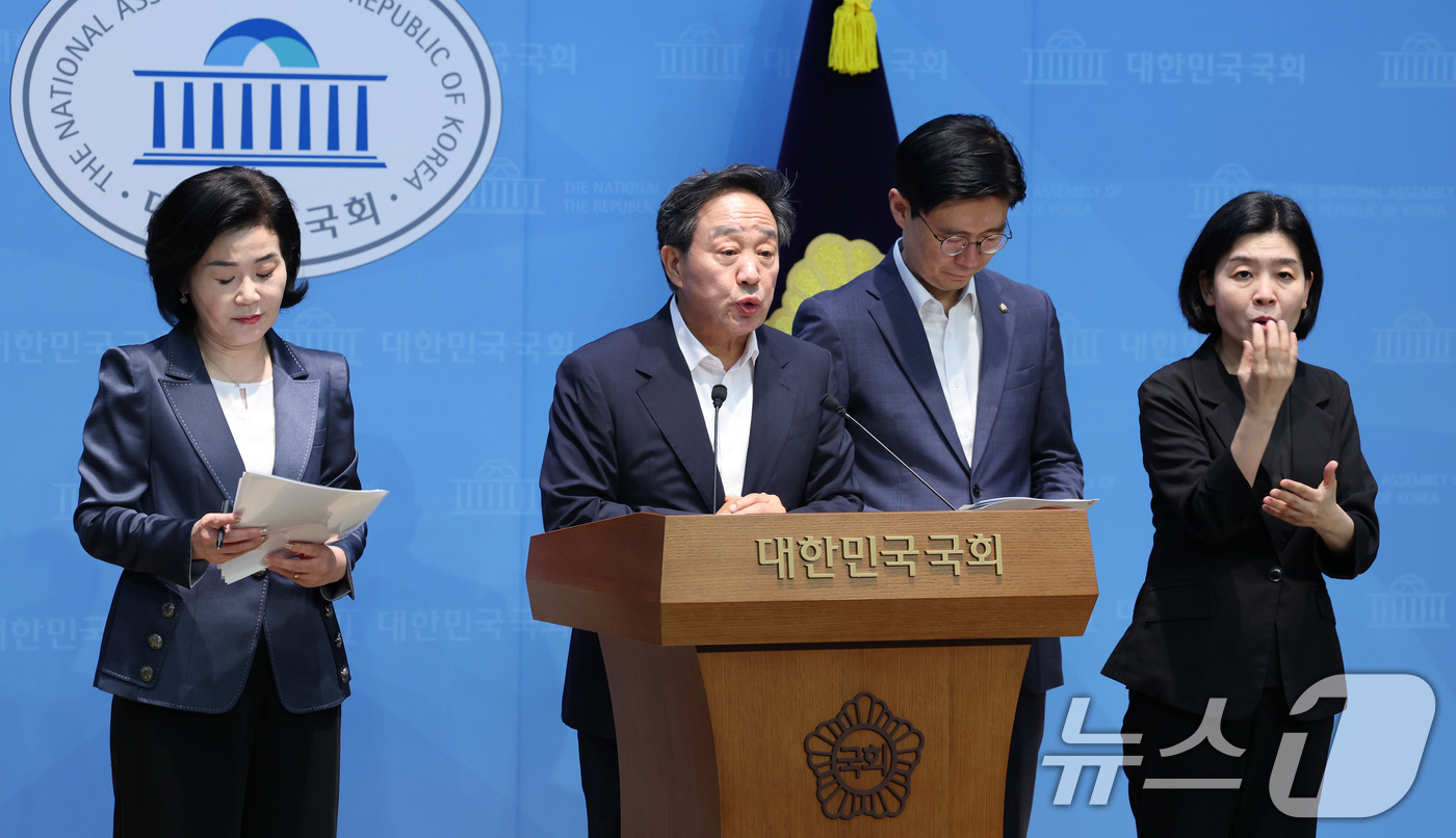 (서울=뉴스1) 신웅수 기자 = 강승규, 김희정, 조정훈 국민의힘 의원이 22일 서울 여의도 국회 소통관에서 한성숙 국무총리 후보자 인사청문회 관련 기자회견을 하고 있다. 2026 …