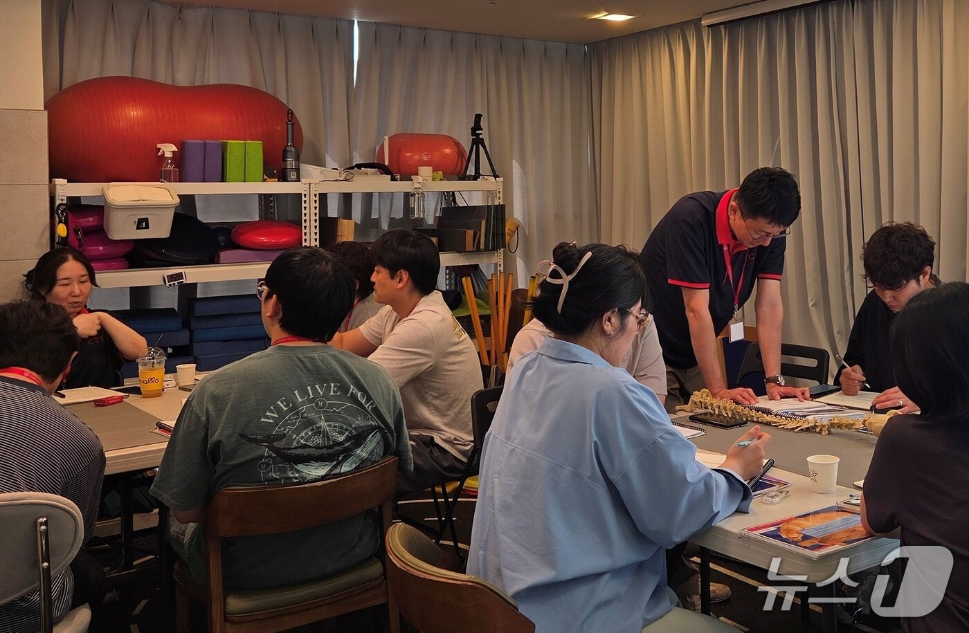 본문 이미지 - 침치료인증수의사 11기 마지막 교육 4단계 과정이 21일 서울 강남구 VIP동물한방재활의학센터 by Dr. 신사경에서 열렸다(동물병원 제공). ⓒ 뉴스1