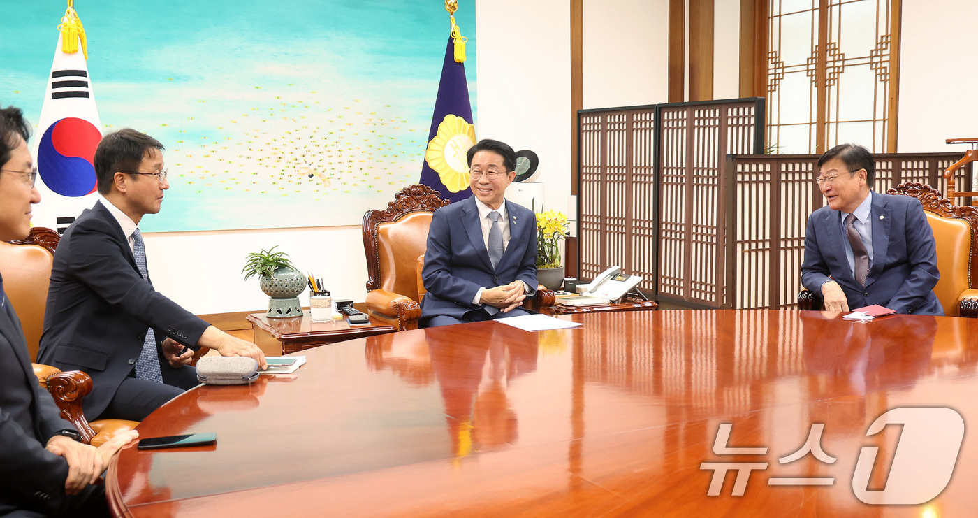 (서울=뉴스1) 신웅수 기자 = 조정식 국회의장(가운데)이 22일 서울 여의도 국회에서 여야 원내대표 회동을 하고 있다.왼쪽부터 한병도 더불어민주당 원내대표, 조 의장, 정점식 국 …