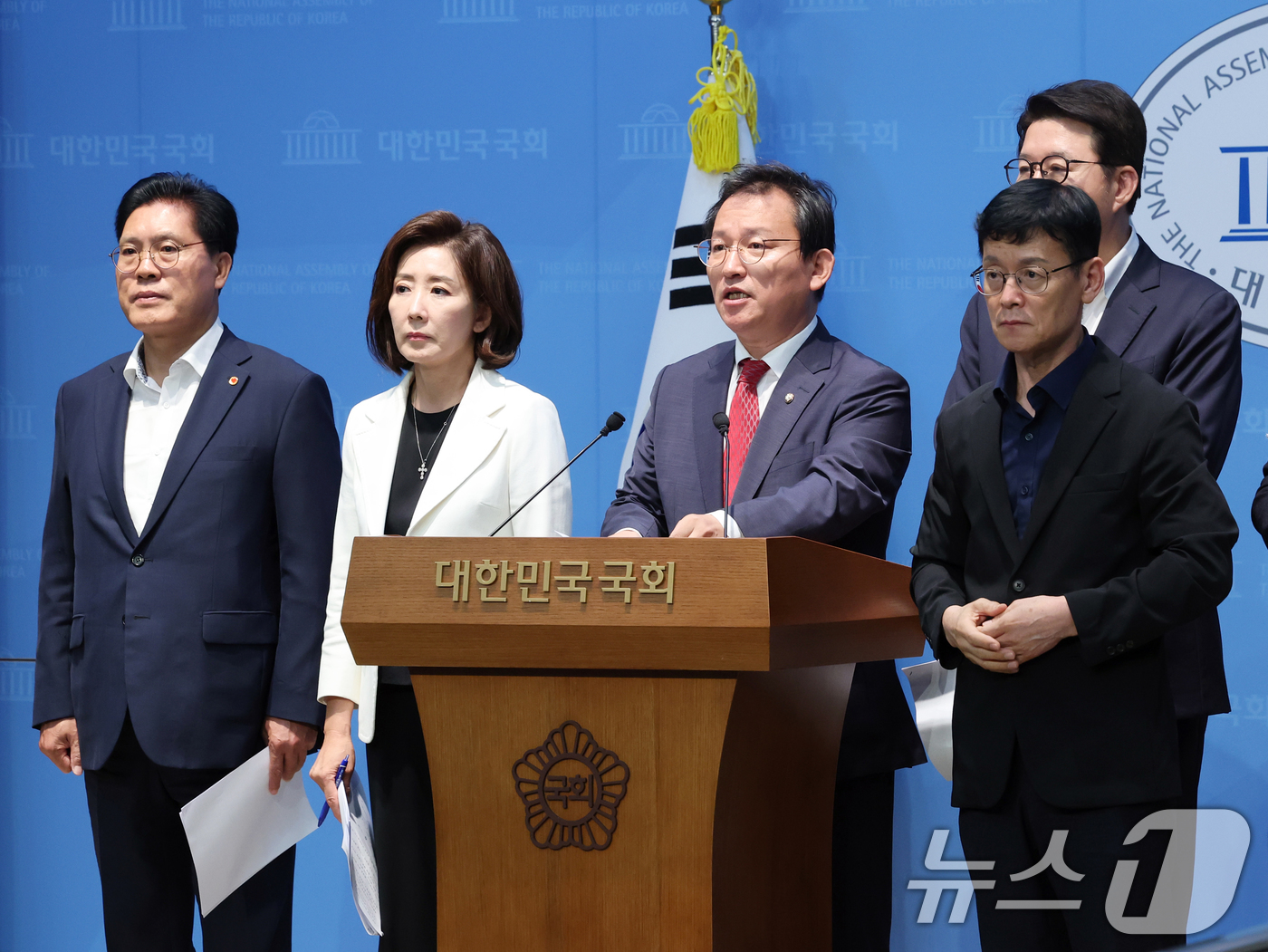 (서울=뉴스1) 황기선 기자 = 국민의힘 이재명 죄지우기 국조특위 위원들이 22일 오후 서울 여의도 소통관에서 이화영 전 경기도 평화부지사 1심 유죄 선고 관련 기자회견을 하고 있 …