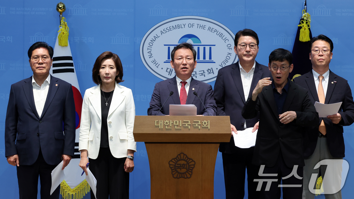 (서울=뉴스1) 황기선 기자 = 국민의힘 이재명 죄지우기 국조특위 위원들이 22일 오후 서울 여의도 소통관에서 이화영 전 경기도 평화부지사 1심 유죄 선고 관련 기자회견을 하고 있 …