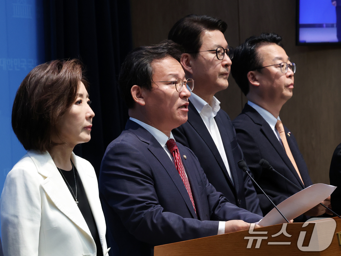 (서울=뉴스1) 황기선 기자 = 국민의힘 이재명 죄지우기 국조특위 위원들이 22일 오후 서울 여의도 소통관에서 이화영 전 경기도 평화부지사 1심 유죄 선고 관련 기자회견을 하고 있 …