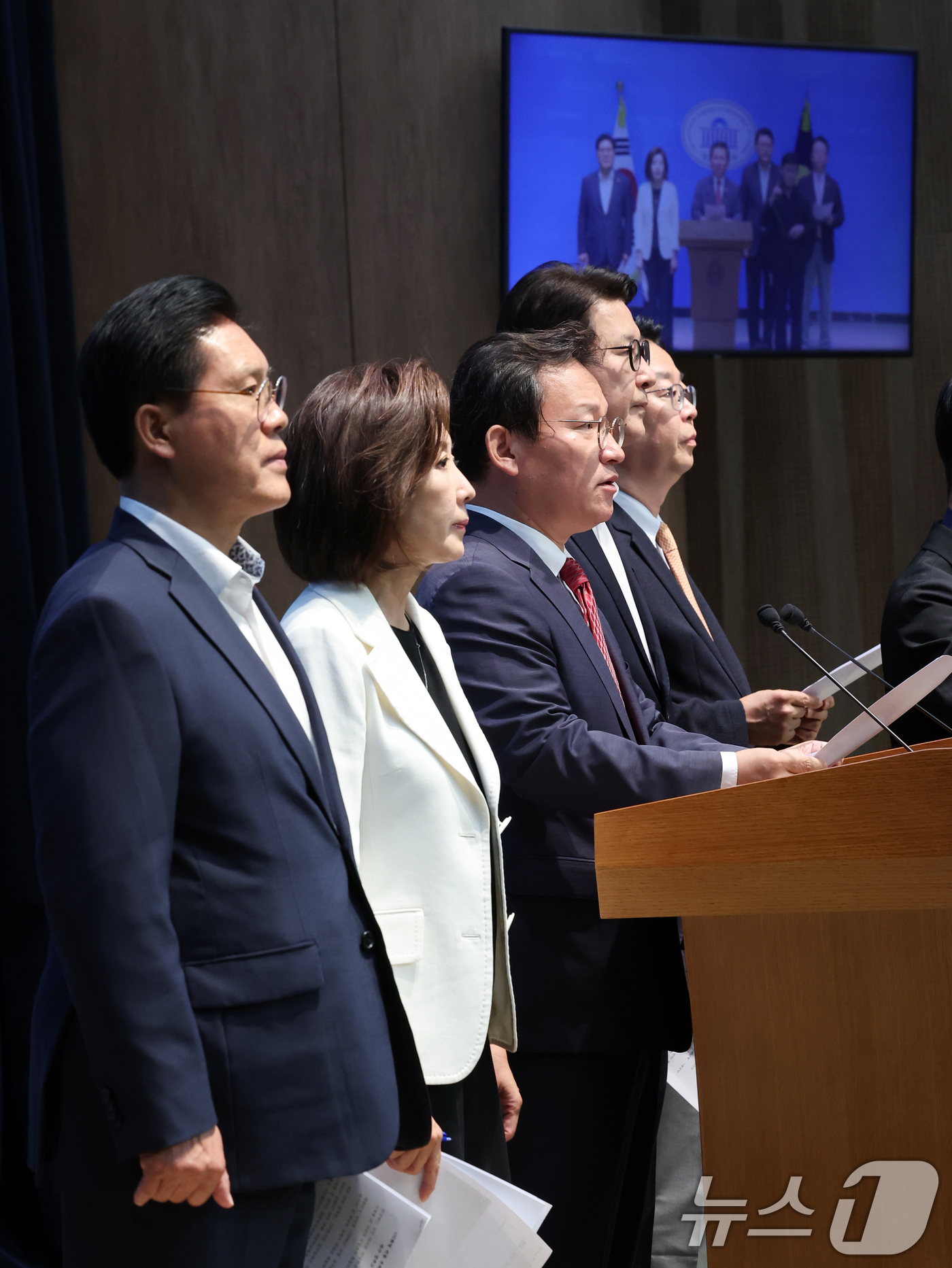 (서울=뉴스1) 황기선 기자 = 국민의힘 이재명 죄지우기 국조특위 위원들이 22일 오후 서울 여의도 소통관에서 이화영 전 경기도 평화부지사 1심 유죄 선고 관련 기자회견을 하고 있 …