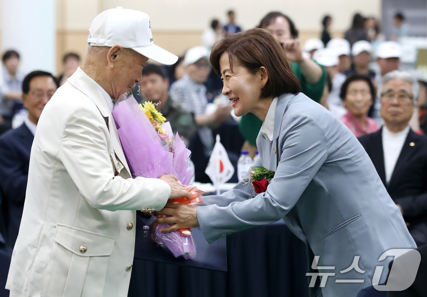 (대구=뉴스1) 공정식 기자 = 정은주 대구 달성군 부군수가 22일 달성군민체육관에서 열린 6.25전쟁 제76주년 기념행사에서 참전유공자에게 표창장과 꽃다발을 전달하고 있다. 20 …