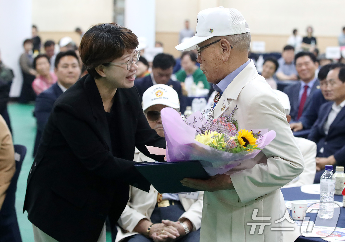 (대구=뉴스1) 공정식 기자 = 김은영 대구 달성군의회 의장이 22일 달성군민체육관에서 열린 6.25전쟁 제76주년 기념행사에서 참전유공자에게 표창장과 꽃다발을 전달하고 있다. 2 …