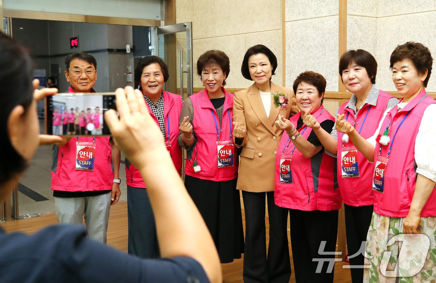 (대구=뉴스1) 공정식 기자 = 이진숙 국민의힘 의원이 22일 대구 달성군민체육관에서 열린 6.25전쟁 제76주년 기념행사에 참석해 달성군자원봉사센터 관계자들을 격려한 뒤 기념촬영 …