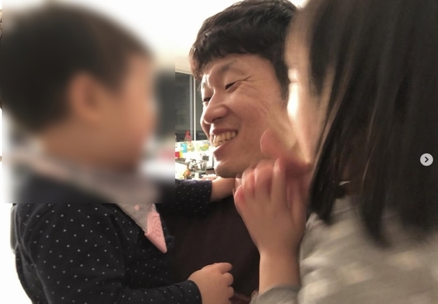 "아버지의 날 축하해"…김민지, 육아하는 '아빠' 박지성 공개 [N샷]