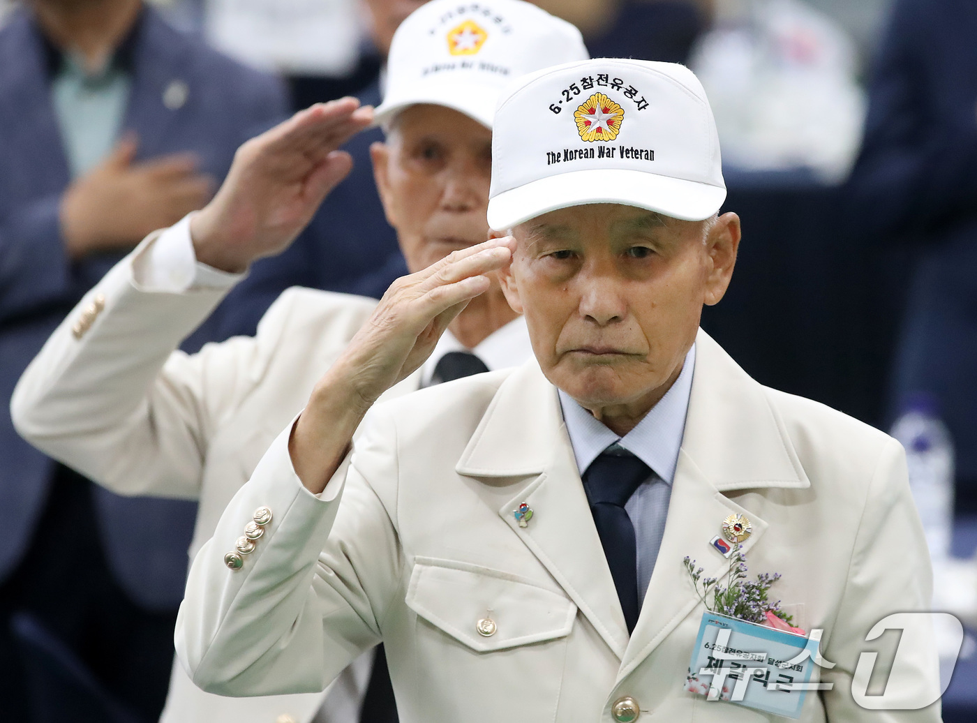 (대구=뉴스1) 공정식 기자 = 22일 대구 달성군민체육관에서 열린 6.25전쟁 제76주년 기념행사에서 참전유공자들이 경례를 하고 있다. 2026.6.22/뉴스1