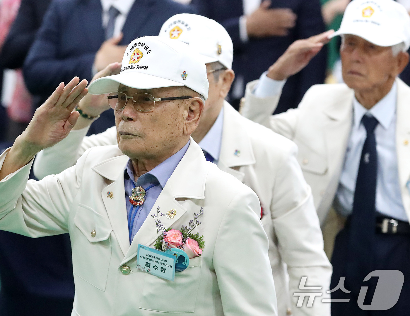 (대구=뉴스1) 공정식 기자 = 22일 대구 달성군민체육관에서 열린 6.25전쟁 제76주년 기념행사에서 참전유공자들이 경례를 하고 있다. 2026.6.22/뉴스1