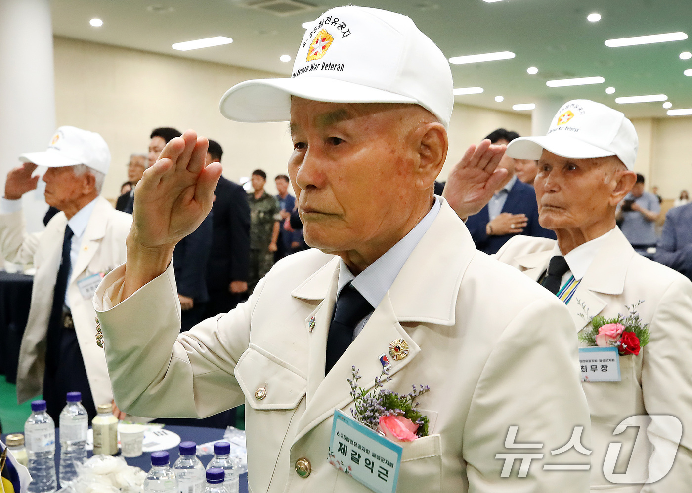 (대구=뉴스1) 공정식 기자 = 22일 대구 달성군민체육관에서 열린 6.25전쟁 제76주년 기념행사에서 참전유공자들이 경례를 하고 있다. 2026.6.22/뉴스1