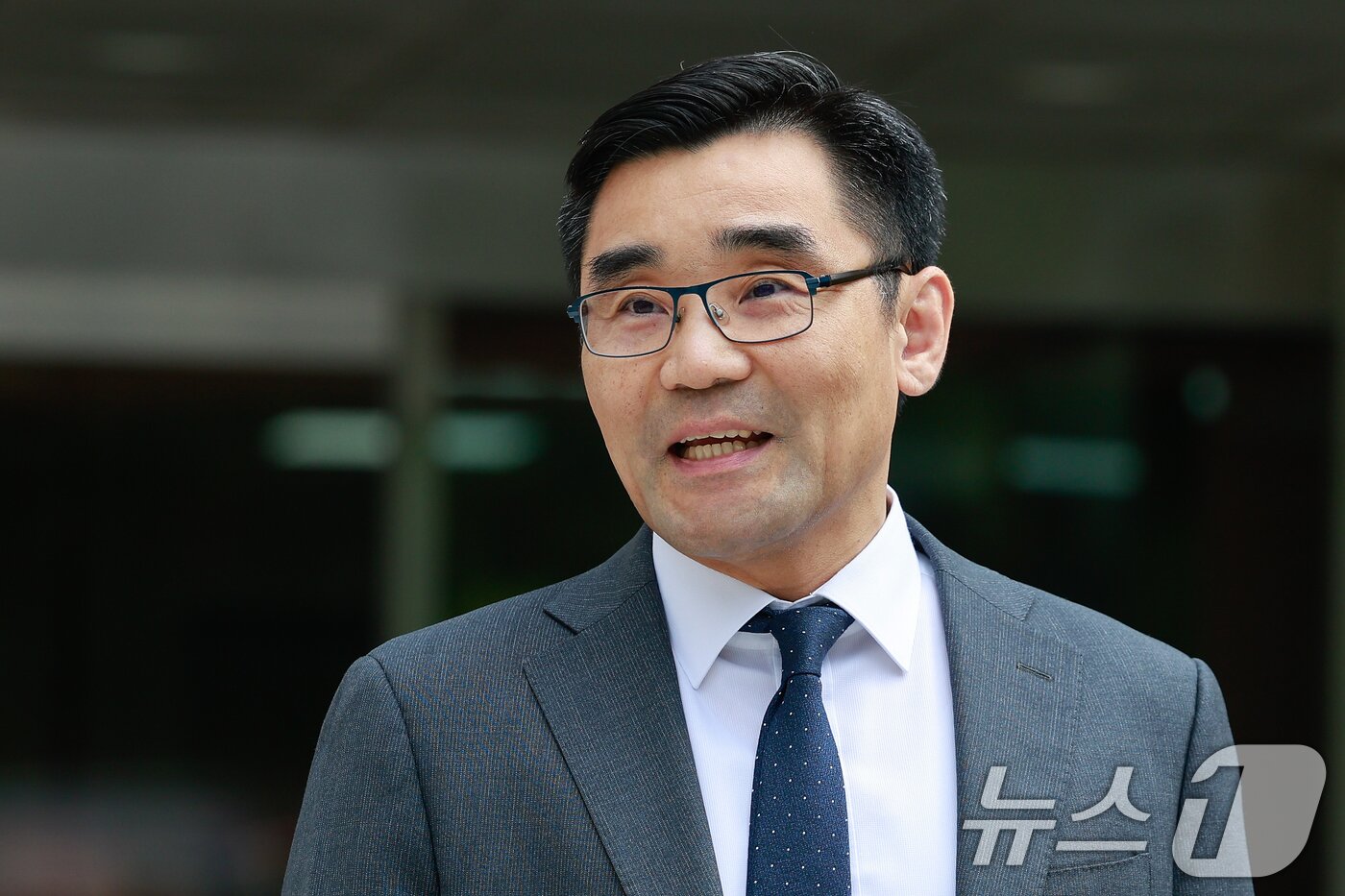 본문 이미지 - 장우성 내란특검팀 특검보가 22일 오후 서울 서초구 중앙지방법원에서 박성재 전 법무부 장관 1심 선고 내용에 대한 입장을 밝히고 있다. 2026.6.22 ⓒ 뉴스1 안은나 기자