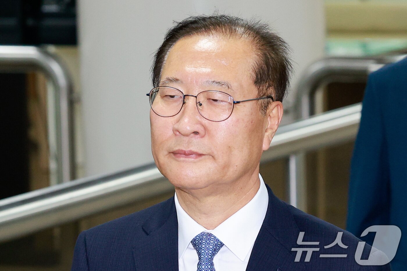 본문 이미지 - 박성재 전 법무부 장관이 22일 오후 서울 서초구 중앙지방법원에서 열린 내란 중요임무 종사, 청탁금지법 위반 등 혐의 1심 선고 공판에 출석하고 있다. ⓒ 뉴스1 안은나 기자