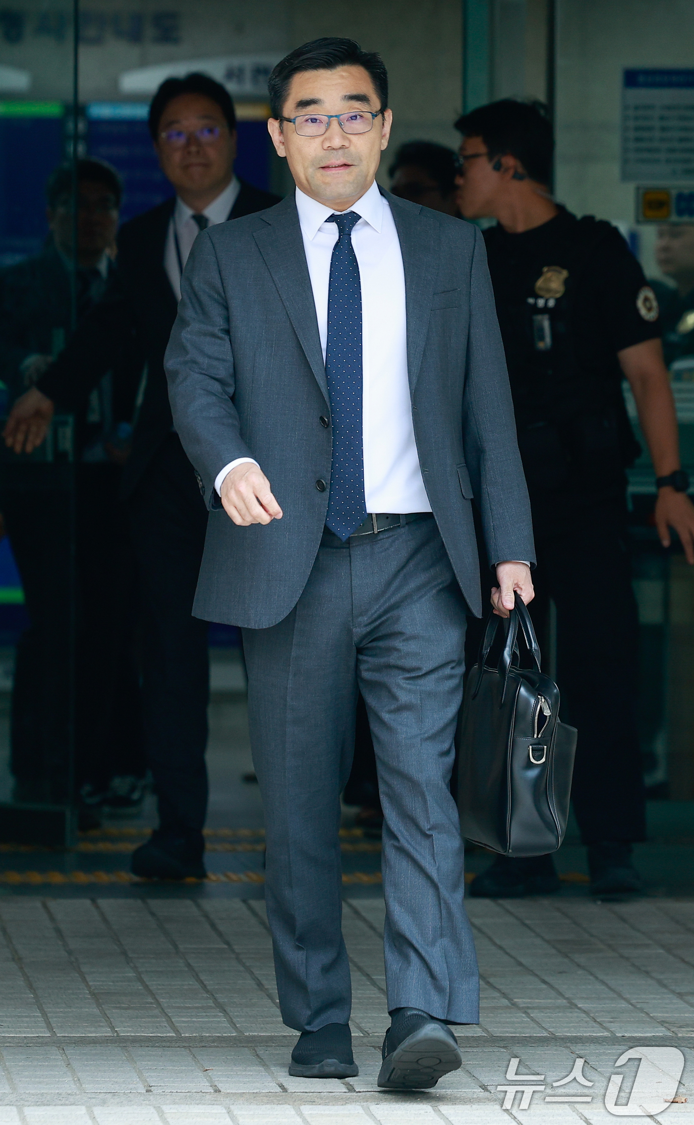 (서울=뉴스1) 안은나 기자 = 장우성 내란특검팀 특검보가 22일 오후 서울 서초구 중앙지방법원에서 박성재 전 법무부 장관 1심 선고 공판을 마친 뒤 이동하고 있다.법원은 이날 내 …