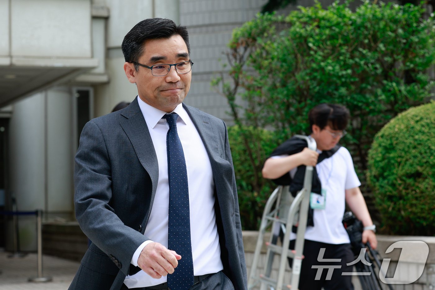 (서울=뉴스1) 안은나 기자 = 장우성 내란특검팀 특검보가 22일 오후 서울 서초구 중앙지방법원에서 박성재 전 법무부 장관 1심 선고 내용에 대한 입장을 밝힌 뒤 이동하고 있다.법 …