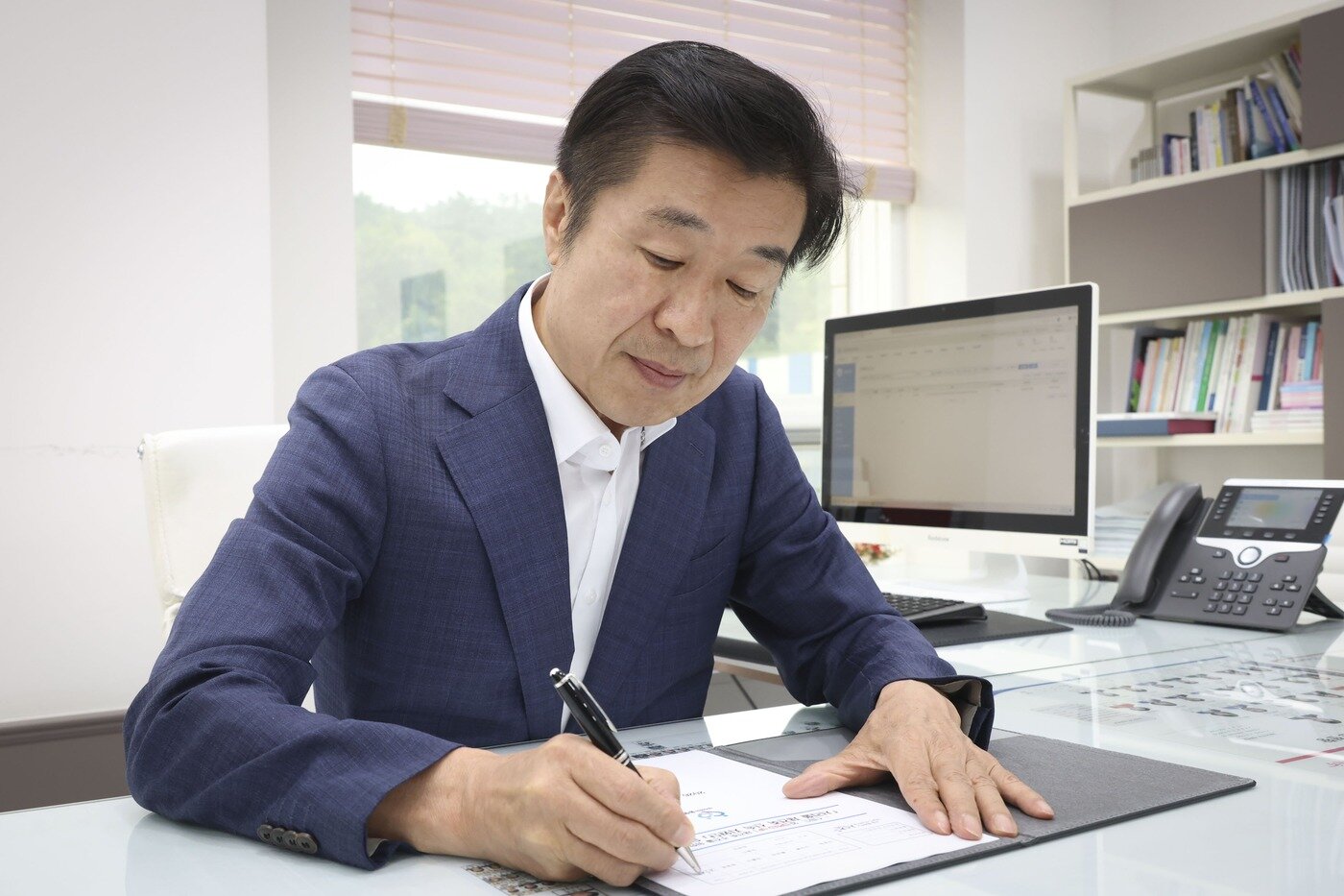 본문 이미지 - 전성수 서초구청장이 당선 직후 4일 집무실에서 '찾아가는 재건축 신속 지원단' 운영 계획을 제1호로 결재하고 있다. (서초구청 제공)