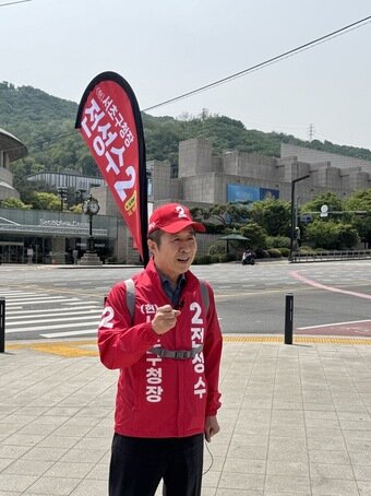 본문 이미지 - 전성수 서초구청장이 선거 운동 기간 시민들을 만나 현장 목소리를 듣는 '걸어서 서초 속으로 100㎞' 유세를 벌이고 있다.