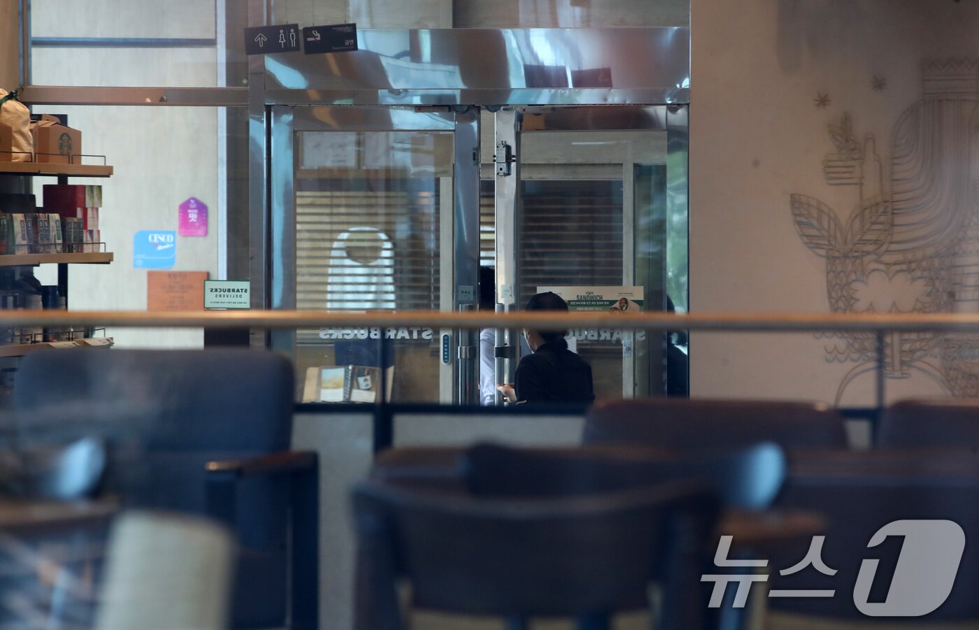 본문 이미지 - 22일 부산 수영구 한 스타벅스 매장에서 직원이 오후 3시 조기 영업 종료를 위해 매장을 정리하고 있다. 2026.6.22 ⓒ 뉴스1 윤일지 기자