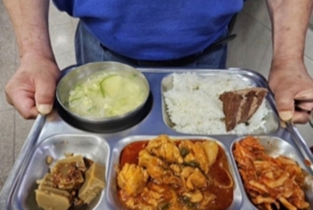 "밥 위에 케이크? 케밥, 누가 X먹냐"…무료 급식하는 신부에게 조롱 '공분'