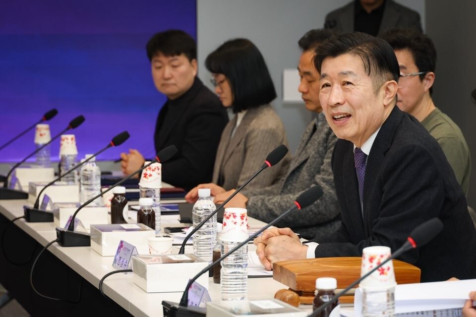 본문 이미지 - 전성수 서초구청장이 서초AICT 운영센터에서 열린 '서초AICT 운영위원회'에 참석해 발언하고 있다.