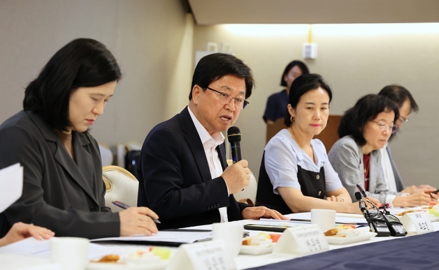 교육장관 "응징보단 존중이 '참교육'"…교권보호국 신설 요구 일축
