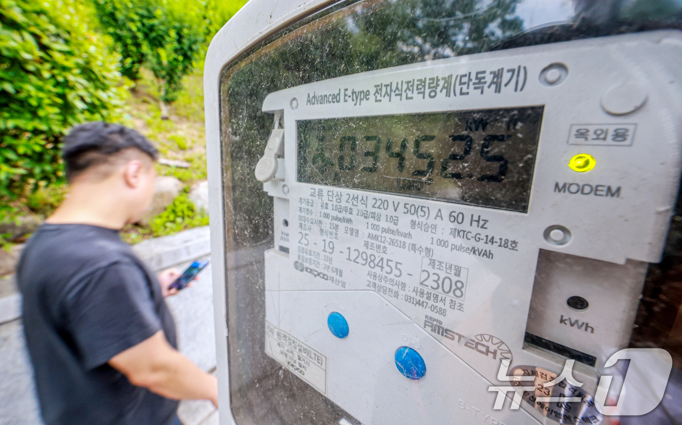 (서울=뉴스1) 이호윤 기자 = 다음 달부터 적용되는 3분기(7~9월) 전기요금이 현 수준에서 동결된다. 22일 한국전력공사는 3분기 연료비조정요금을 이전과 동일한 ㎾h당 5원으로 …
