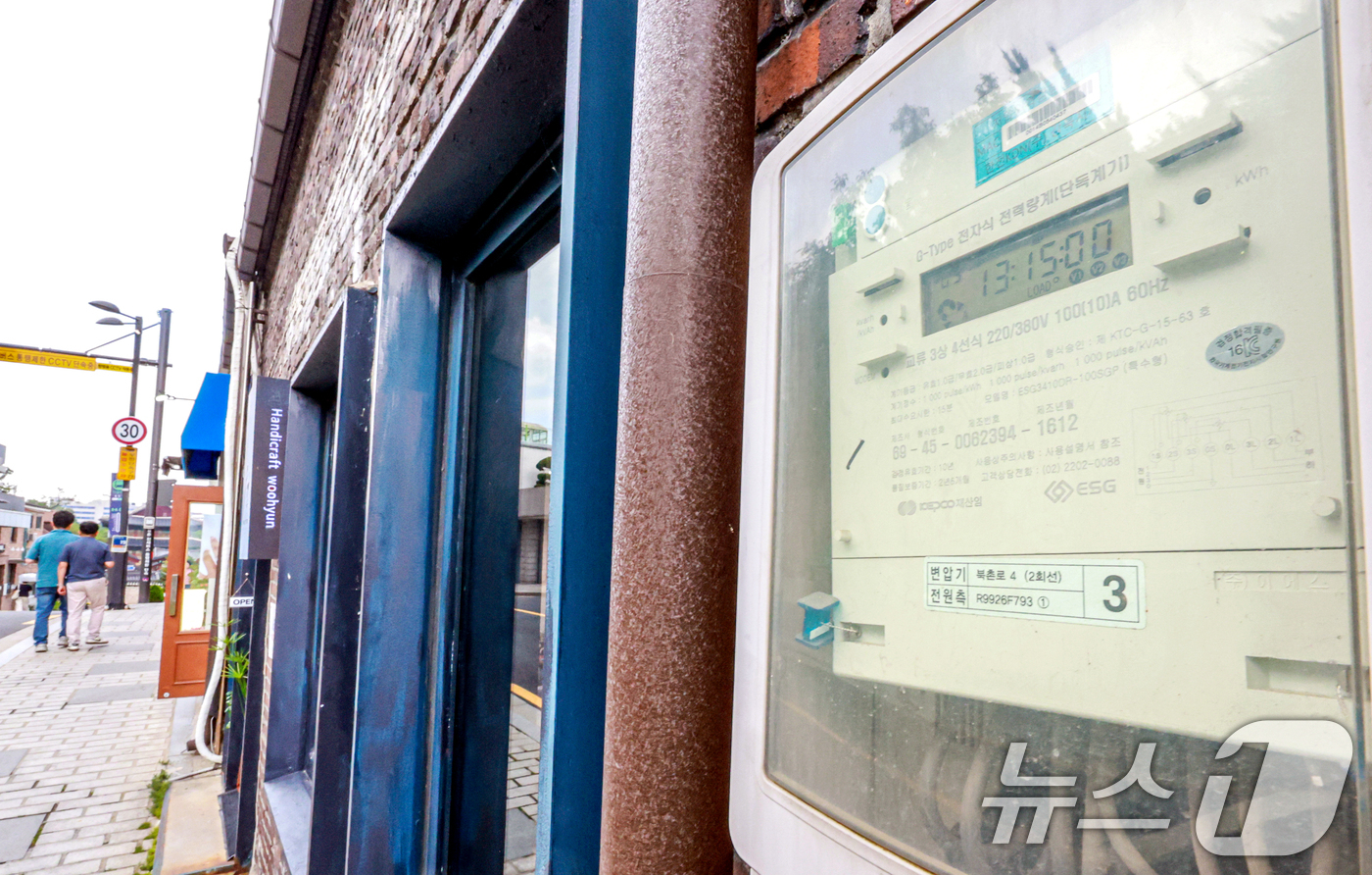 (서울=뉴스1) 이호윤 기자 = 다음 달부터 적용되는 3분기(7~9월) 전기요금이 현 수준에서 동결된다. 22일 한국전력공사는 3분기 연료비조정요금을 이전과 동일한 ㎾h당 5원으로 …