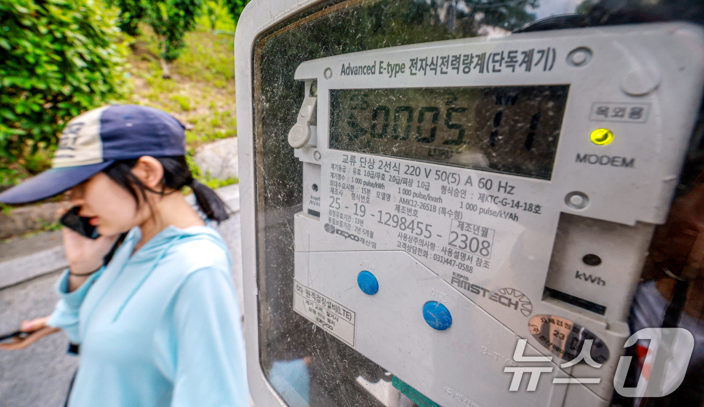 (서울=뉴스1) 이호윤 기자 = 다음 달부터 적용되는 3분기(7~9월) 전기요금이 현 수준에서 동결된다. 22일 한국전력공사는 3분기 연료비조정요금을 이전과 동일한 ㎾h당 5원으로 …