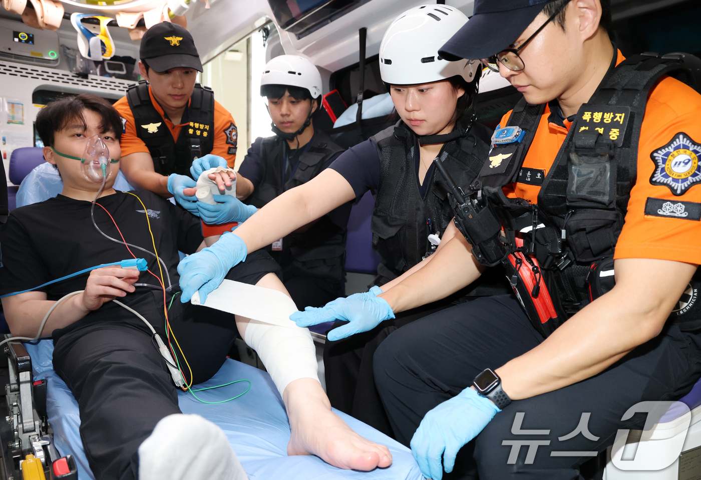 (대전=뉴스1) 김기태 기자 = 22일 대전 동부소방서에서 우송대학교 응급구조학과 학생들이 19구급차 동승 현장실습 교육을 받고 있다.우송대 응급구조대 학생 44명 실습생들은 22 …