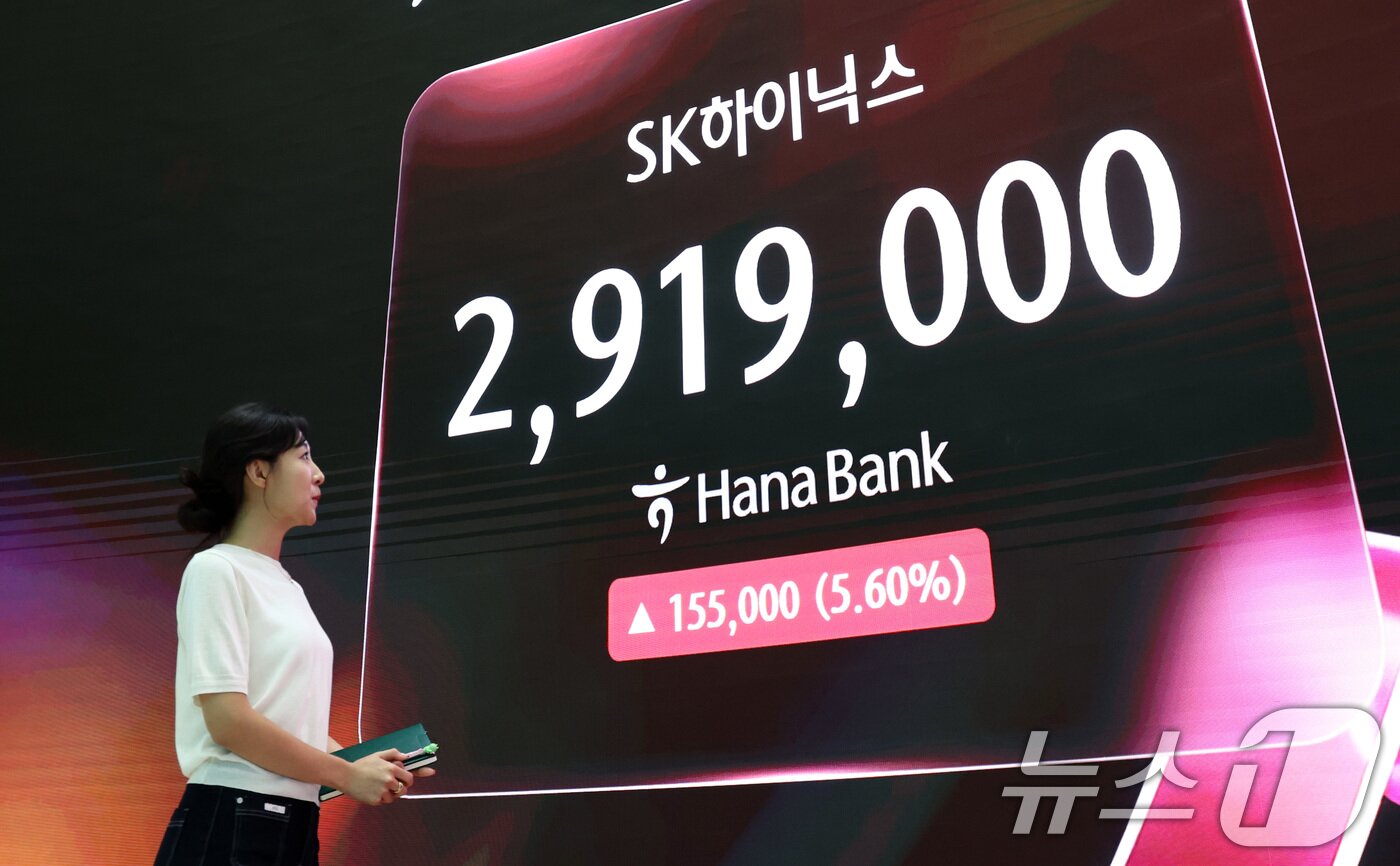 본문 이미지 - SK하이닉스가 삼성전자를 제치고 코스피 시가총액 1위로 장을 마친 22일 오후 서울 중구 하나은행 딜링룸에 SK하이닉스 시세가 표시되어 있다. 이날 코스피는 전 거래일 대비 62.13포인트(0.69%) 오른 9114.55로 마감했다. SK하이닉스는 전 거래일 대비 15만5000원(5.60%) 오른 291만9000원에 정규장을 마치며 삼성전자를 제치고 보통주 기준 코스피 시총 1위로 장을 마쳤다. 2026.6.22 ⓒ 뉴스1 최지환 기자