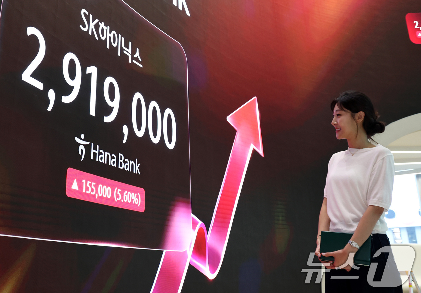 (서울=뉴스1) 최지환 기자 = SK하이닉스가 삼성전자를 제치고 코스피 시가총액 1위로 장을 마친 22일 오후 서울 중구 하나은행 딜링룸에 SK하이닉스 시세가 표시되어 있다.이날 …