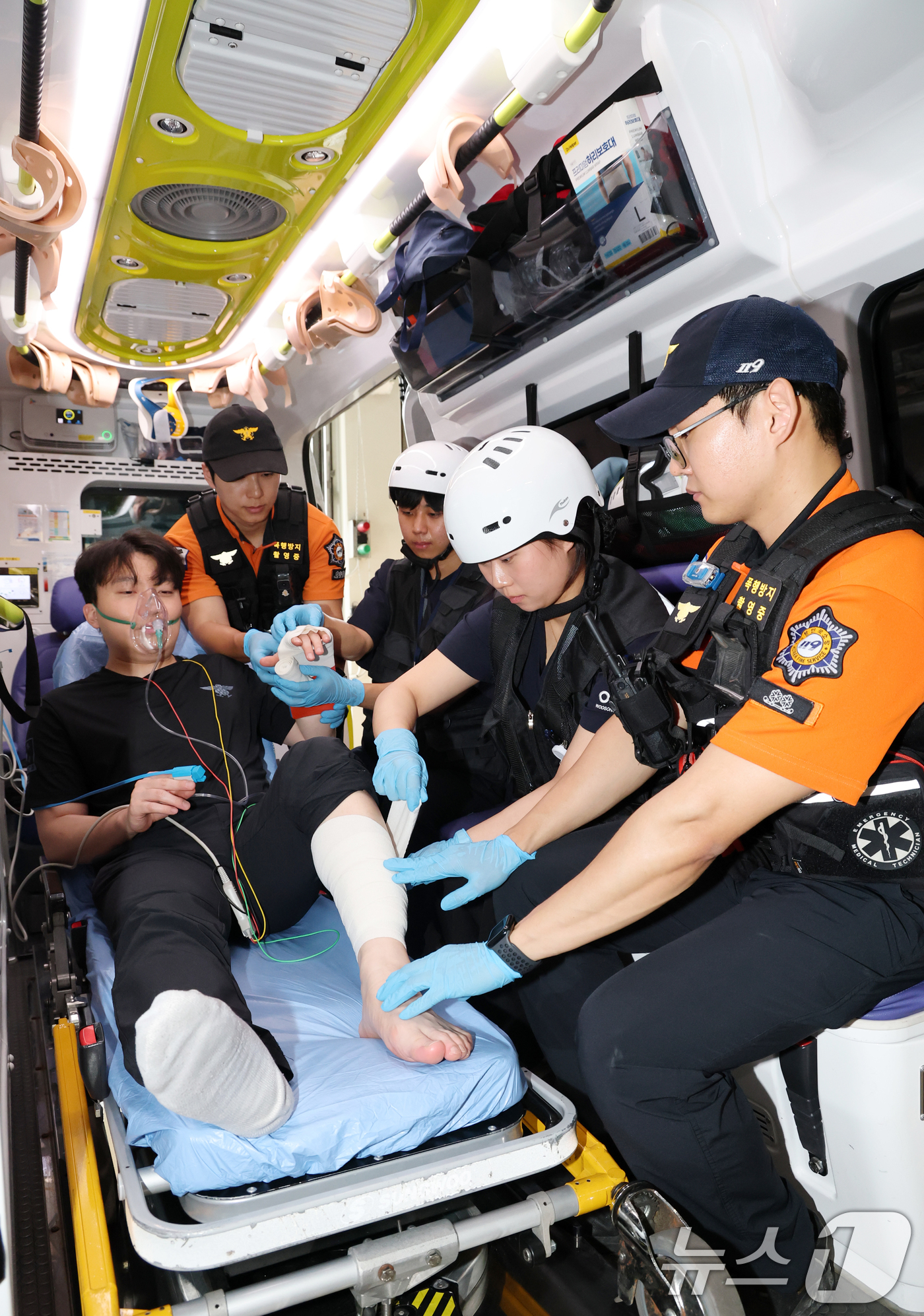 (대전=뉴스1) 김기태 기자 = 22일 대전 동부소방서에서 우송대학교 응급구조학과 학생들이 19구급차 동승 현장실습 교육을 받고 있다.우송대 응급구조대 학생 44명 실습생들은 22 …