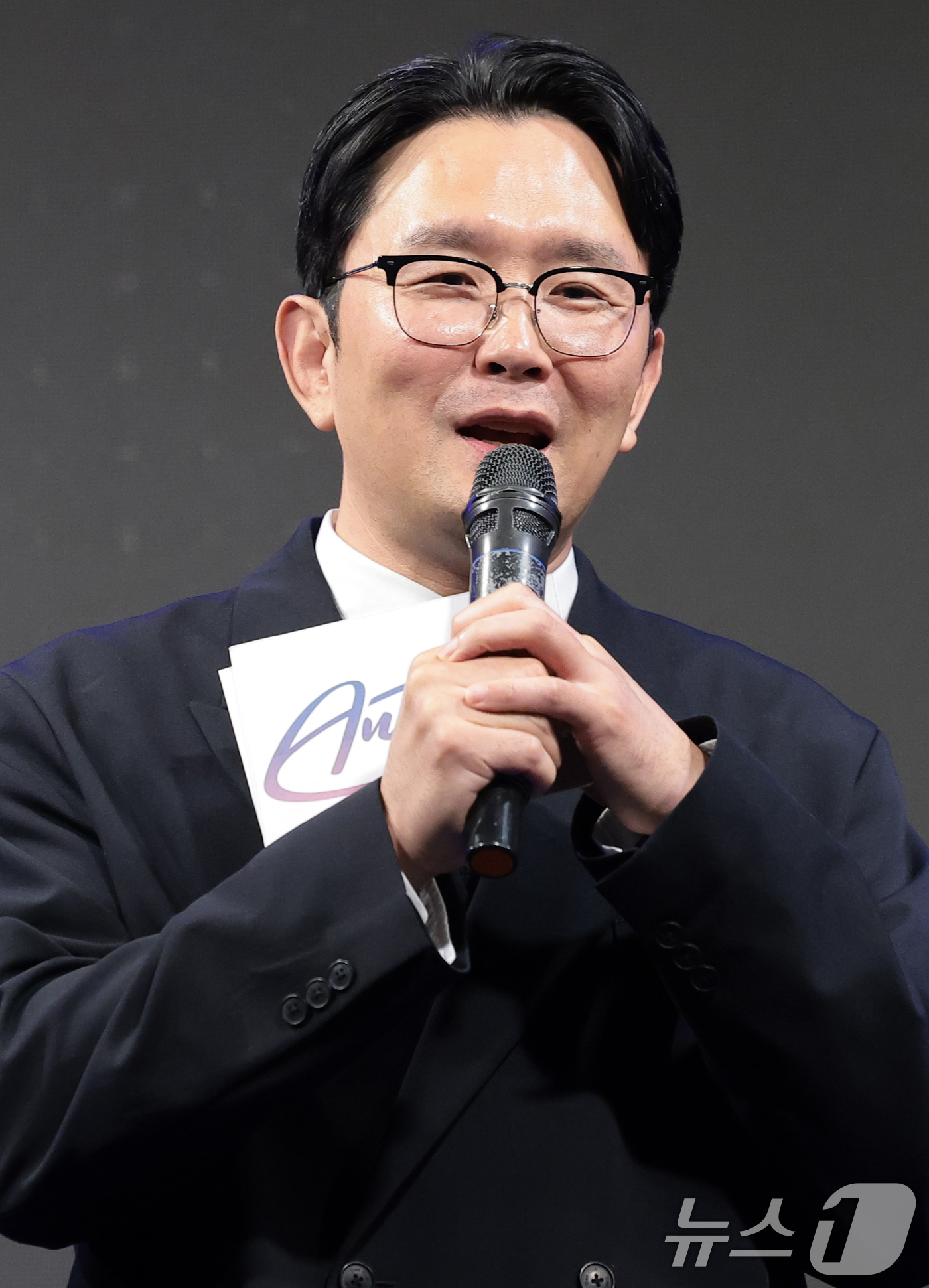 (서울=뉴스1) 권현진 기자 = 방송인 윤형빈이 22일 서울 마포구 케이팝스테이지에서 열린 그룹 안타레스 새 디지털 싱글 ‘TRIGGER’(트리거) 발매 쇼케이스에서 진행을 하고 …