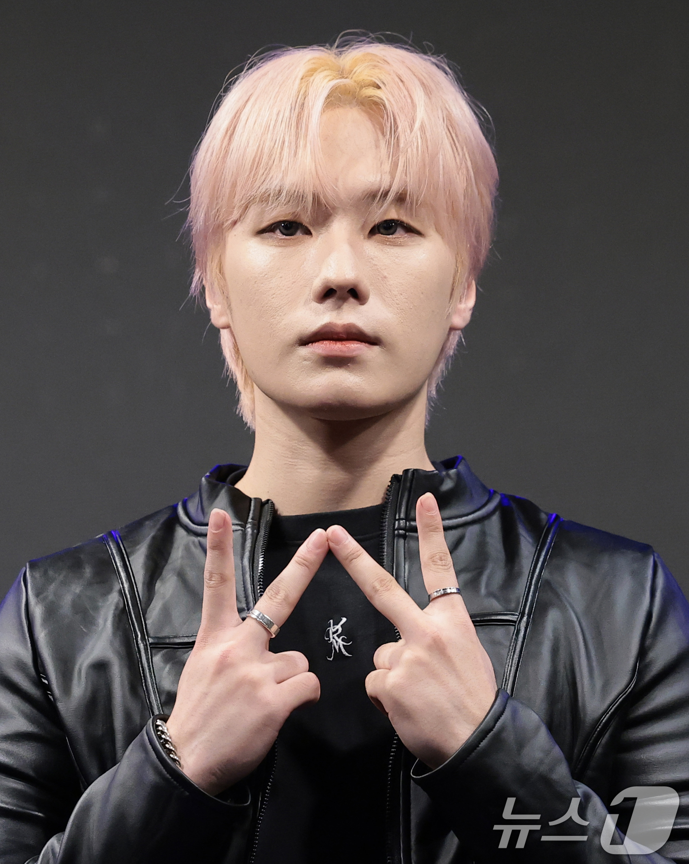 (서울=뉴스1) 권현진 기자 = 그룹 안타레스(ANTARES)의 우리가 22일 서울 마포구 케이팝스테이지에서 열린 새 디지털 싱글 ‘TRIGGER’(트리거) 발매 쇼케이스에서 포즈 …
