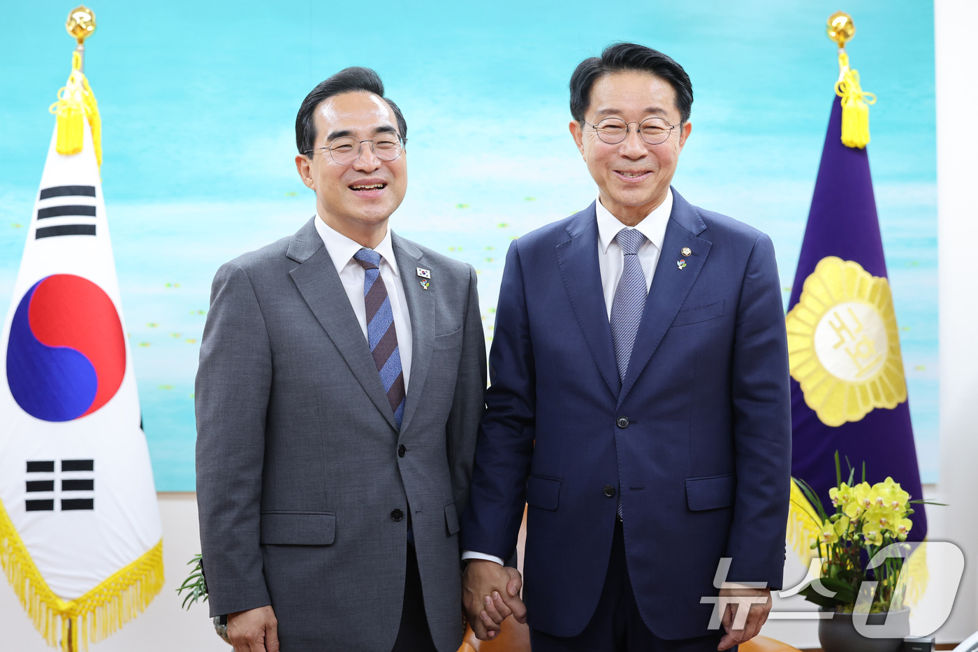 (서울=뉴스1) 신웅수 기자 = 조정식 국회의장이 22일 서울 여의도 국회에서 박홍근 기획예산처 장관을 접견하고 있다. 2026.6.22/뉴스1
