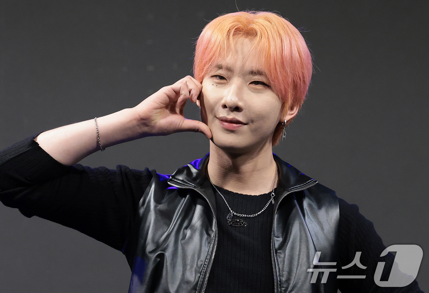(서울=뉴스1) 권현진 기자 = 그룹 안타레스(ANTARES)의 재호가 22일 서울 마포구 케이팝스테이지에서 열린 새 디지털 싱글 ‘TRIGGER’(트리거) 발매 쇼케이스에서 포즈 …