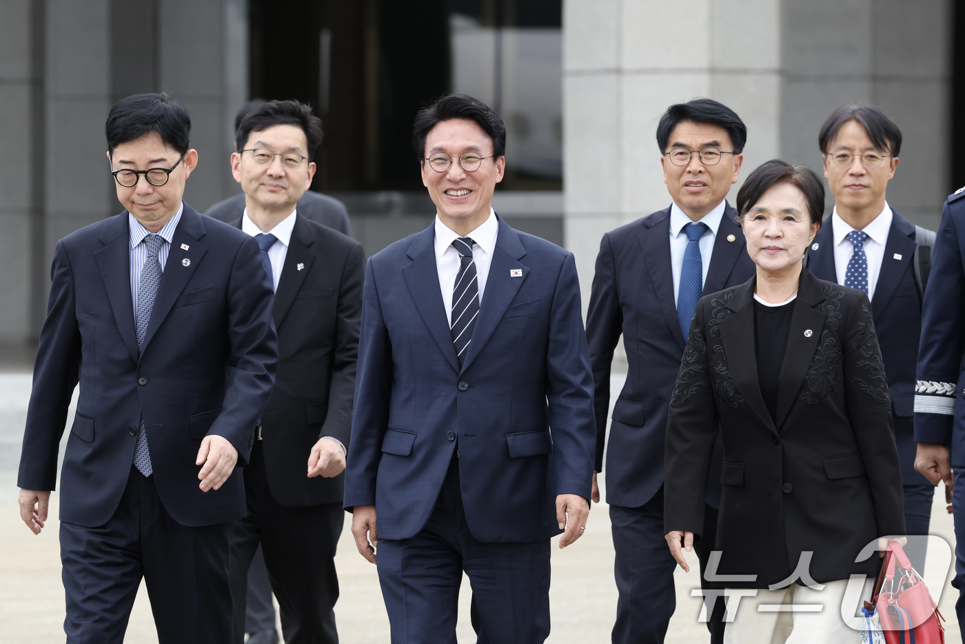 (서울=뉴스1) 김명섭 기자 = 김민석 국무총리가 22일 겅기도 성남시 서울공항에서 중국 및 세계경제포럼(WEF)측의 초청으로 출국하고 있다. (국무총리실 제공. 재판매 및 DB금 …