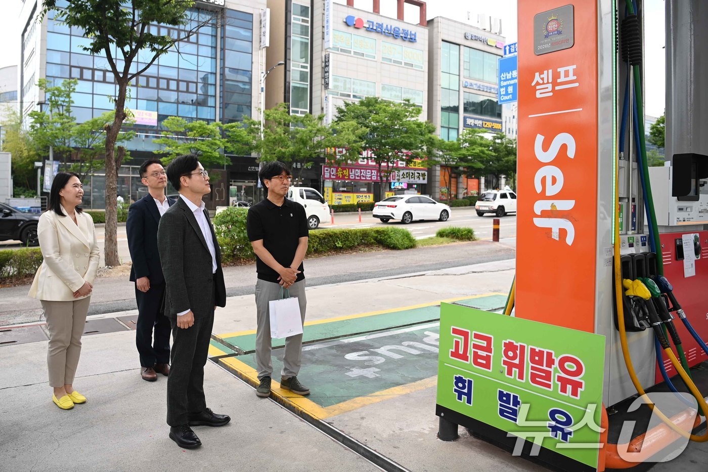 (서울=뉴스1) = 김정관 산업통상부 장관이 22일 오후 충북 청주시 SK오해피주유소를 방문, '1호 착하디착한 주유소' 선정 현판을 수여한 후 부착을 바라보고 있다.'착하디착한 …