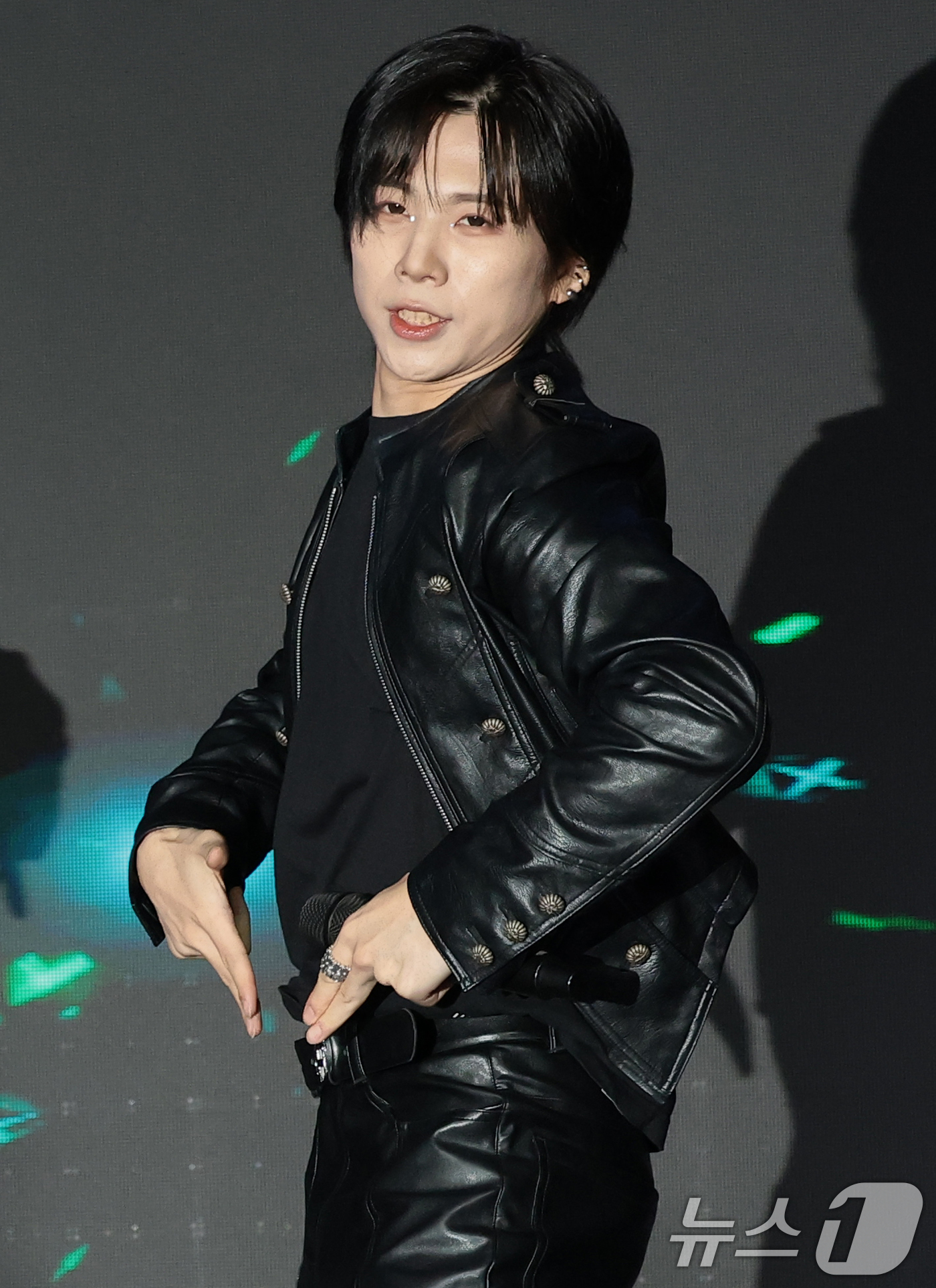 (서울=뉴스1) 권현진 기자 = 그룹 안타레스(ANTARES)의 하루가 22일 서울 마포구 케이팝스테이지에서 열린 새 디지털 싱글 ‘TRIGGER’(트리거) 발매 쇼케이스에서 타이 …