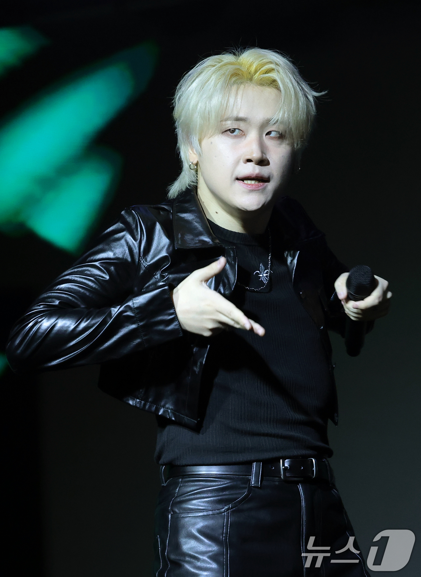 (서울=뉴스1) 권현진 기자 = 그룹 안타레스(ANTARES)의 지노가 22일 서울 마포구 케이팝스테이지에서 열린 새 디지털 싱글 ‘TRIGGER’(트리거) 발매 쇼케이스에서 타이 …