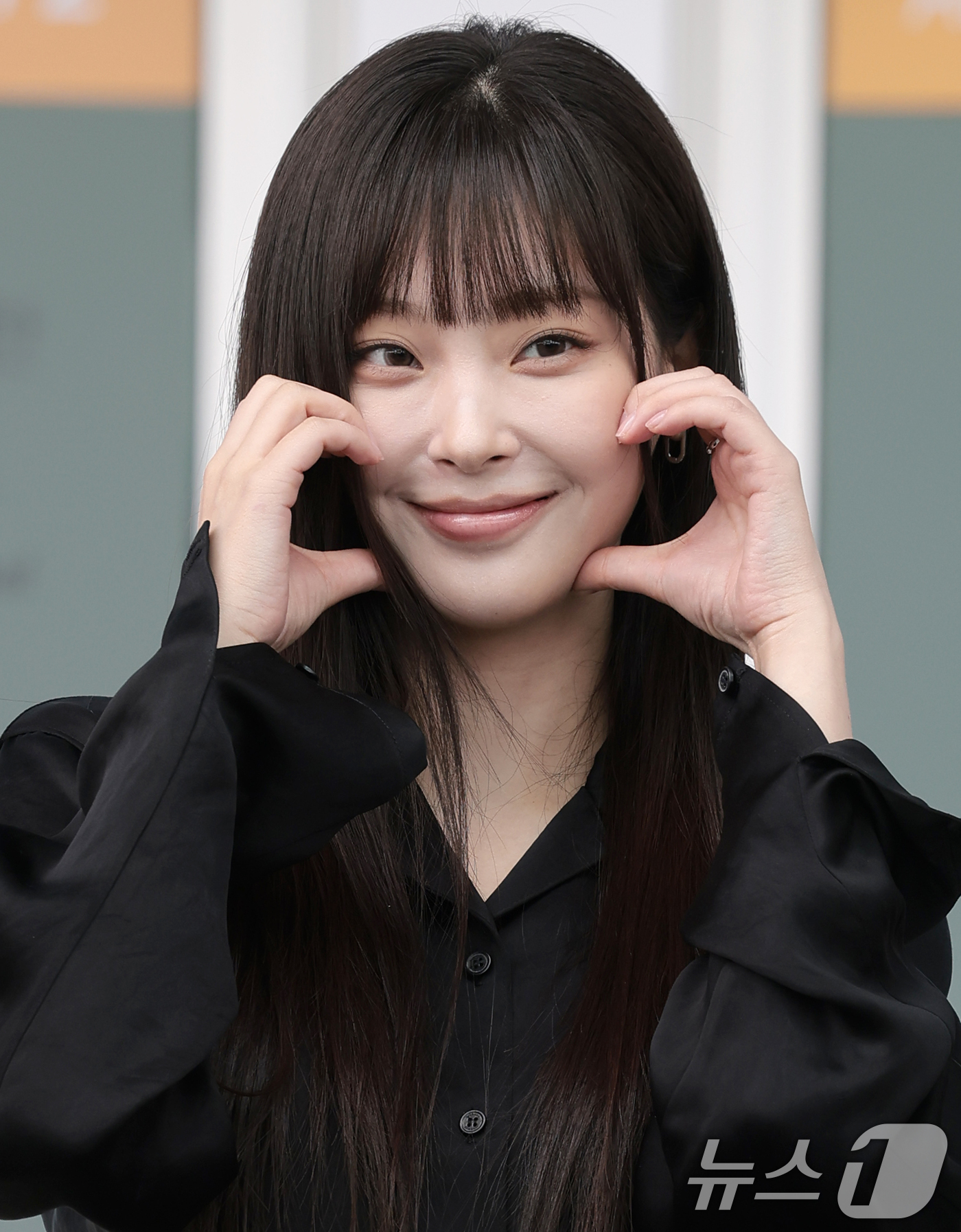 (인천공항=뉴스1) 권현진 기자 = 배우 최희진이 22일 해외 일정을 위해 인천공항을 통해 프랑스로 출국하기 전 인사를 하고 있다. 2026.6.22/뉴스1