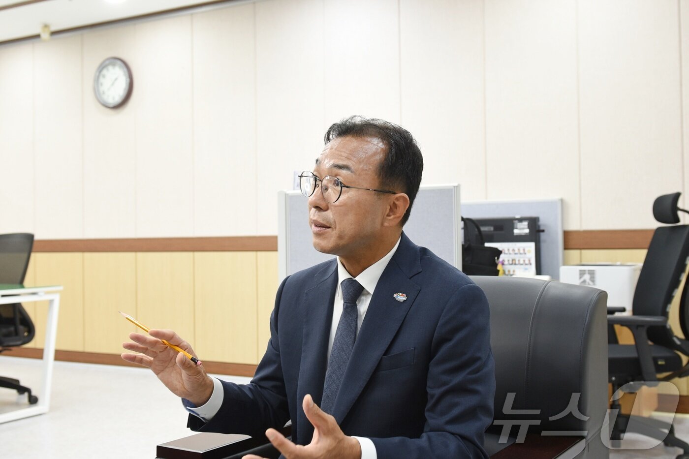본문 이미지 - 서영학 여수시장 당선인이 22일 오후 진남체육관에 마련된 인수위원회 사무실에서 뉴스1과 인터뷰를 진행하고 있다. ⓒ 뉴스1 김성준 기자