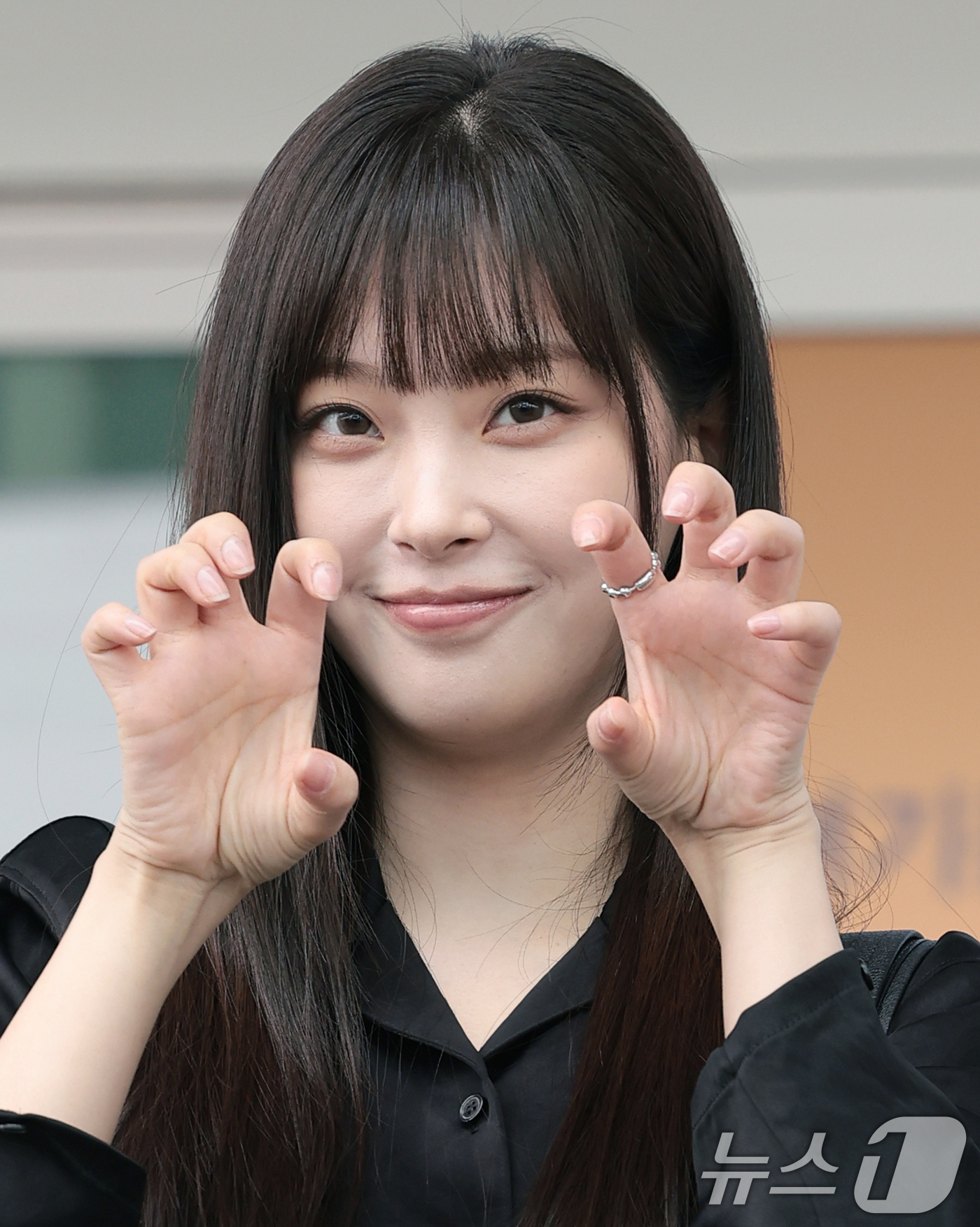(인천공항=뉴스1) 권현진 기자 = 배우 최희진이 22일 해외 일정을 위해 인천공항을 통해 프랑스로 출국하기 전 인사를 하고 있다. 2026.6.22/뉴스1