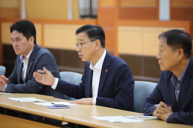 위성곤, 제2공항 예정지 성산주민 만나 "내년 안에 갈등 종결"